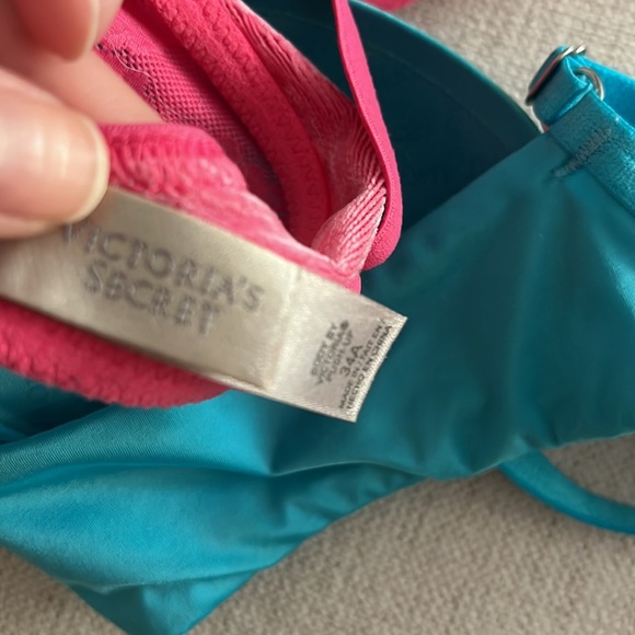 Like new!Set of 3 bras - 💥💥💥 - Picture 8 of 17